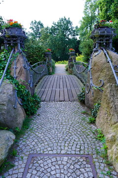 Holzbr&uuml;cke mit Elementen aus Schmiedeeisen