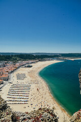 Fotografía de la playa de Nazaré en Portugal.