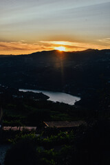 Fotografía del atardecer a través de las montañas de la Ribera del Duero en Portugal.