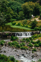 Fotograf&iacute;a de una cascada peque&ntilde;a en un Parque Natural de Portugal.