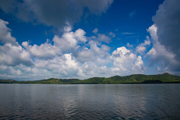 Paisaje exótico y hermosa vista durante un crucero en barco por el Océano Índico en Tailandia, papel tapiz, fondo