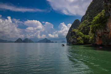 Paisaje exótico y hermosa vista durante un crucero en barco por el Océano Índico en Tailandia,...
