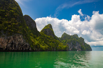 Paisaje exótico y hermosa vista durante un crucero en barco por el Océano Índico en Tailandia,...