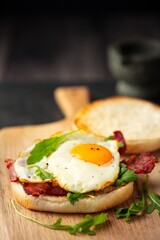 Breakfast Delight: Close-Up 4K Image of a Fried Soda Bread Sandwich with Fresh Bacon, Egg, Avocado, and Tomato
