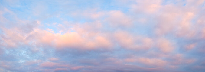 Obraz premium A beautiful blue sky with pink clouds. The sky is a perfect backdrop for a beautiful day