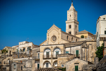 Fototapeta premium Vista de la antigua ciudad de Matera, Sassi di Matera en Basílicata, sur de Italia. cueva gruta en Sassi di Matera