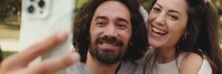 Obraz premium Close-up of couple in love taking selfie on mobile phone, panorama