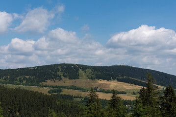 Blick auf den Luftkurort Oberwiesenthal mit dem Fichtelberg im Hintergrund	
