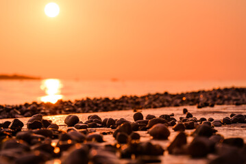 Sonnenuntergang und Steine 