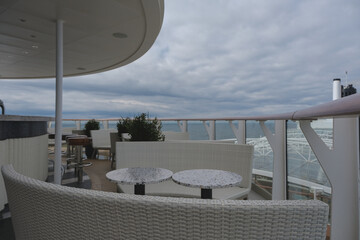 Sonnenliegen auf Luxus Kreuzfahrtschiff - Sun loungers and deck chairs on luxury oceanliner,...