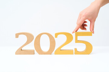 「2025」と並べられた数字の木製ブロック