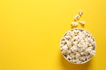 Delicious popcorn on a colored background