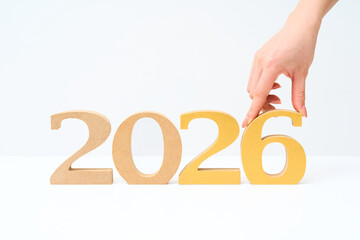 「2026」と並べられた数字の木製ブロック