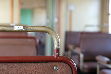 Innenansicht eines alten Eisenbahnwaggons