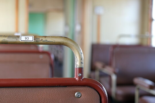 Innenansicht eines alten Eisenbahnwaggons
