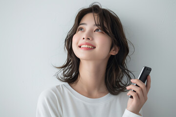 スマホを見る若いアジア人女性