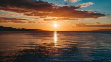 Obraz premium Horizon Line Under Evening Sun