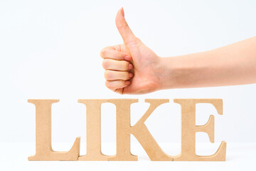 「LIKE」と並べられたアルファベットの木製ブロック
