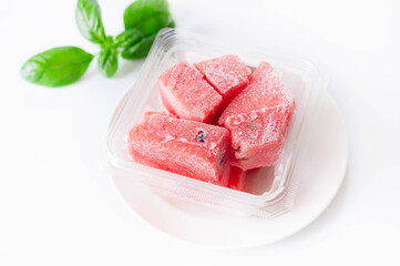 パックごと凍らせたカットスイカ