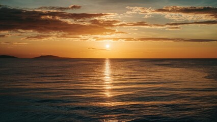 Fototapeta premium Sunrise Over Ocean Horizon