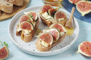 Sandwiches with cottage cheese, honey and figs