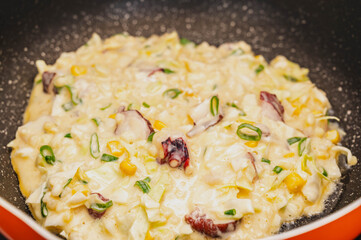 フライパンに広げたお好み焼きの生地