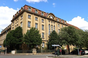 Naklejka premium Bâtiment typique, vue de l'extérieur, ville de Thionville, département de la Moselle, France