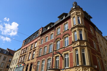 Obraz premium Bâtiment typique, vue de l'extérieur, ville de Thionville, département de la Moselle, France