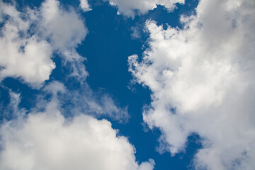 Obraz premium Schönwetterwolken blauer himmel weiße wolken