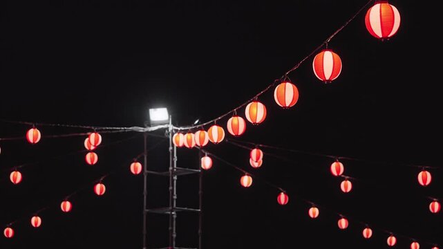 夏祭り会場を彩る紅白のちょうちん
