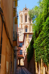Obraz premium Scenic Tarragona Street Leading to Historic Bell Tower