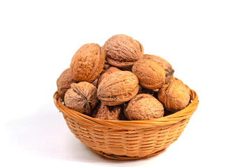 Walnüsse in einem Korb vor weißem Hintergrund