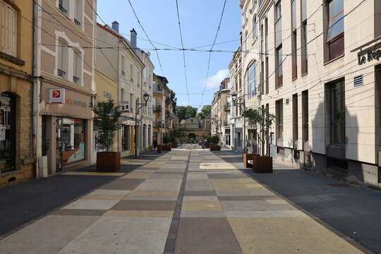Rue typique, ville de Longwy, d&eacute;partement de la Meurthe et Moselle, France