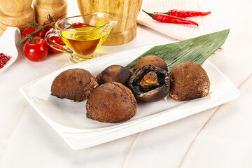 Baked brown champignons with spices