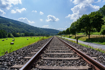 Landschaft mit Bahnschiene an einem Sommertag