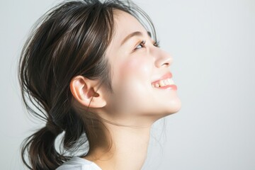 Fototapeta premium 黒髪の綺麗な日本人女性の横顔の写真（ヘアケア・ロングヘア・ポニーテール・背景なし）