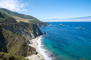 Obraz premium view of the coast of the sea at bixby bridge
