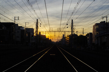 線路のある風景　明け方東の空がオレンジ色に染まる