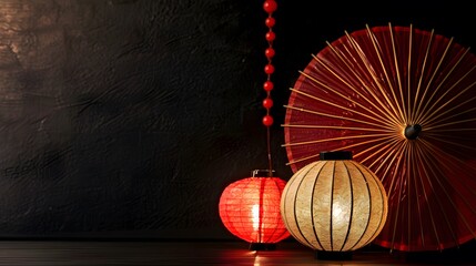 Lanternes chinoises, ombrelle japonaise rouge sur fond panoramique noir, bannière web ou header asiatique zen. 