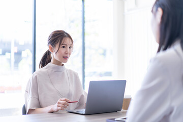 Obraz premium 会議をするビジネスウーマン