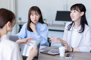 Obraz premium 会議をするビジネスウーマン