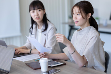 Obraz premium 会議をするビジネスウーマン