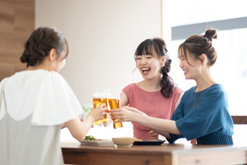 ビールで乾杯する女性グループ