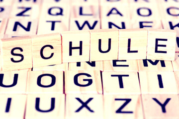 Verschiedene Buchstaben und das Wort Schule