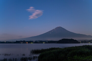 日本山梨県河口湖からの夜明け前の富士山