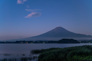 日本山梨県河口湖からの夜明け前の富士山