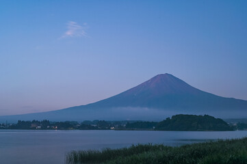 日本山梨県河口湖からの夜明け前の富士山