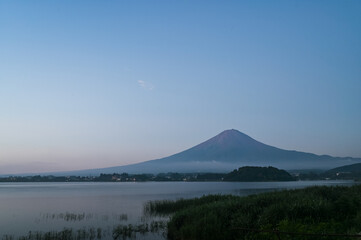 Naklejka premium 日本山梨県河口湖からの夜明け前の富士山