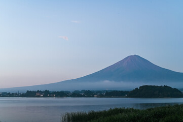 日本山梨県河口湖からの夜明け前の富士山