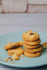 Cookies on a blue plate with both yellow and brown hues energize athletes who play sports in the gym and outside of the gym.